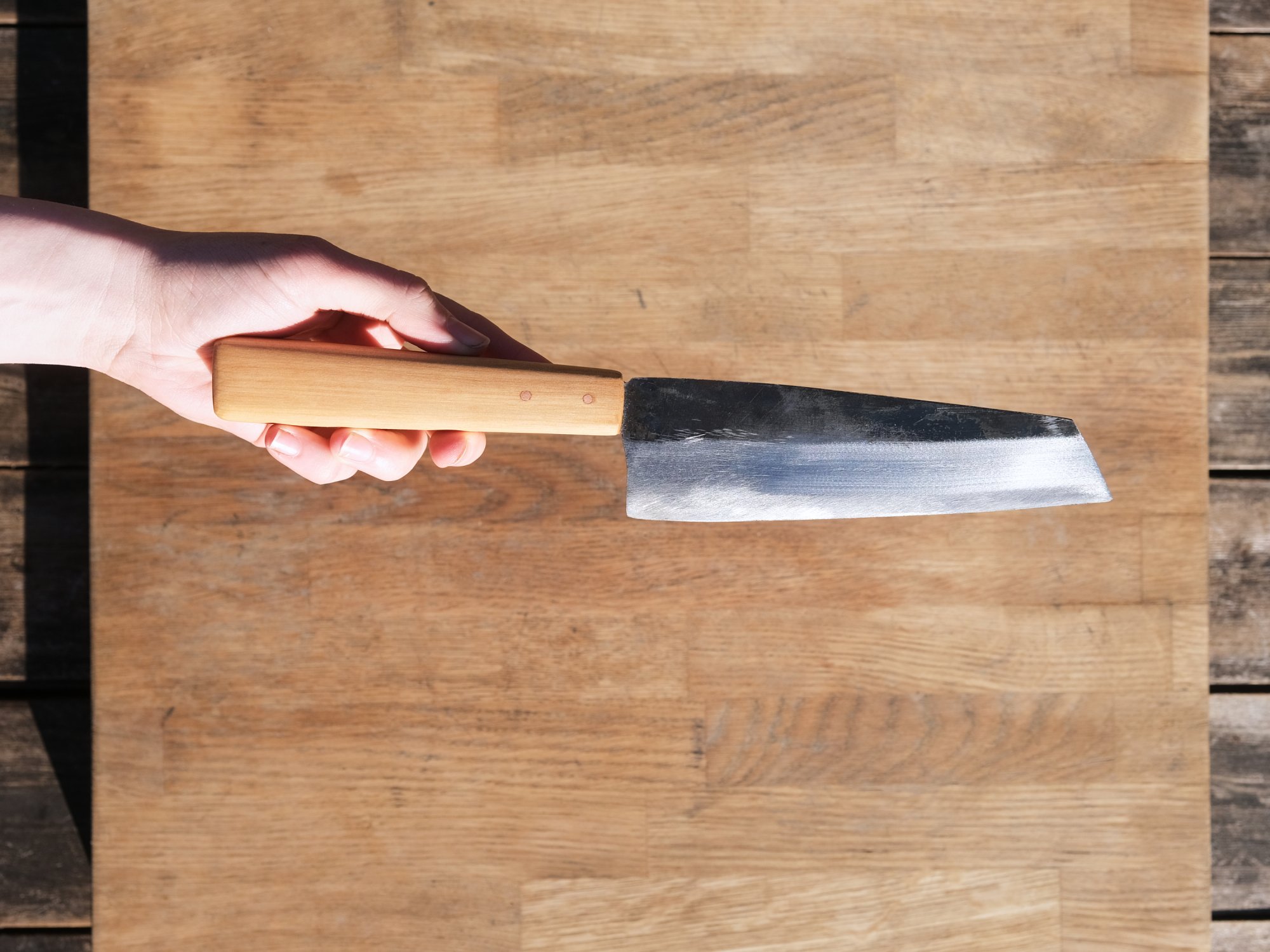 Das japanische Küchenmesser mit Griffholz aus Erle