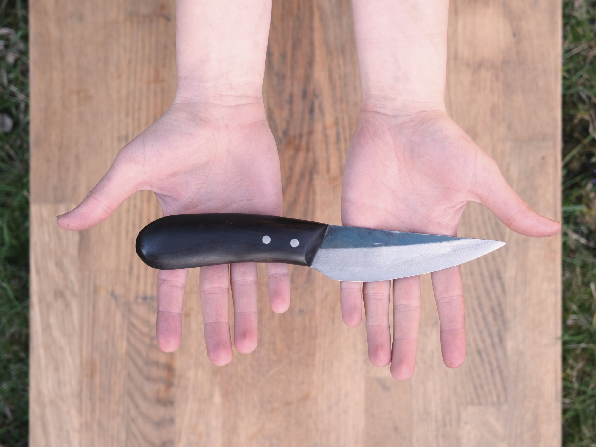 Das kleine Wiegemesser mit Griffholz aus Grenadill Das kleine Wiegemesser mit Griffholz aus Grenadill
