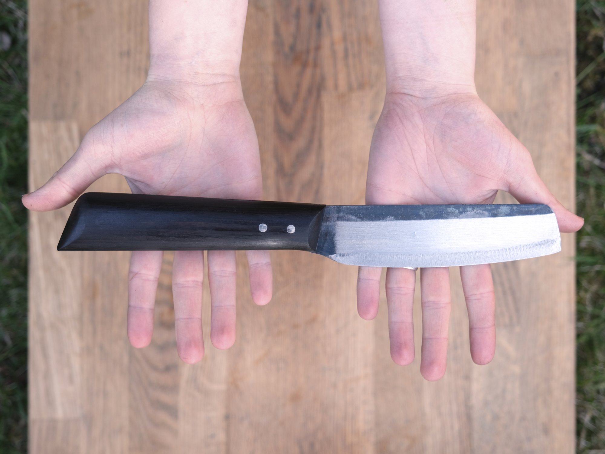 Das mittlere Küchenmesser mit Griffholz aus Grenadill Das mittlere Küchenmesser mit Griffholz aus Grenadill