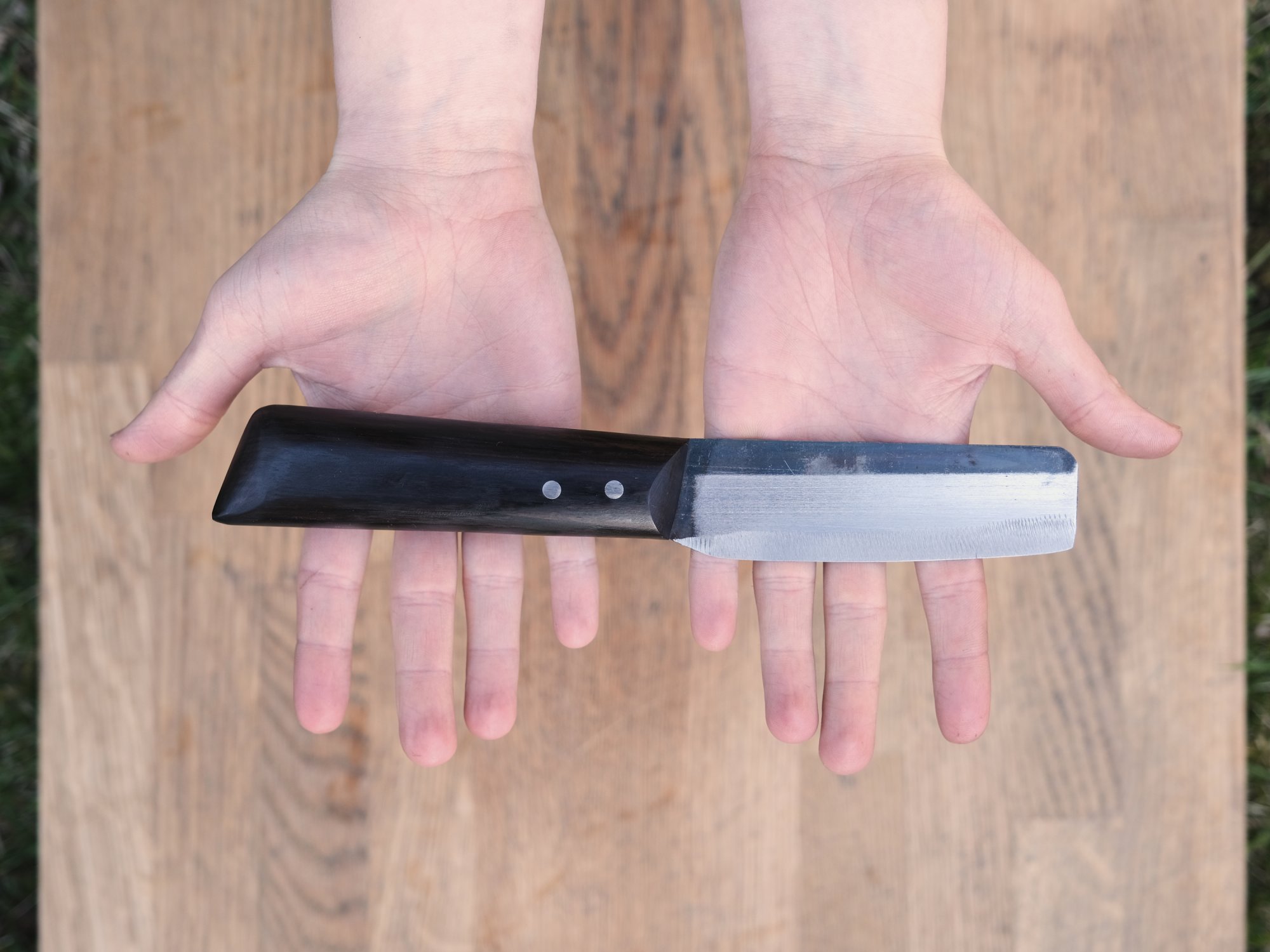 Das kleine Küchenmesser mit Griffholz aus Grenadill Das kleine Küchenmesser mit Griffholz aus Grenadill