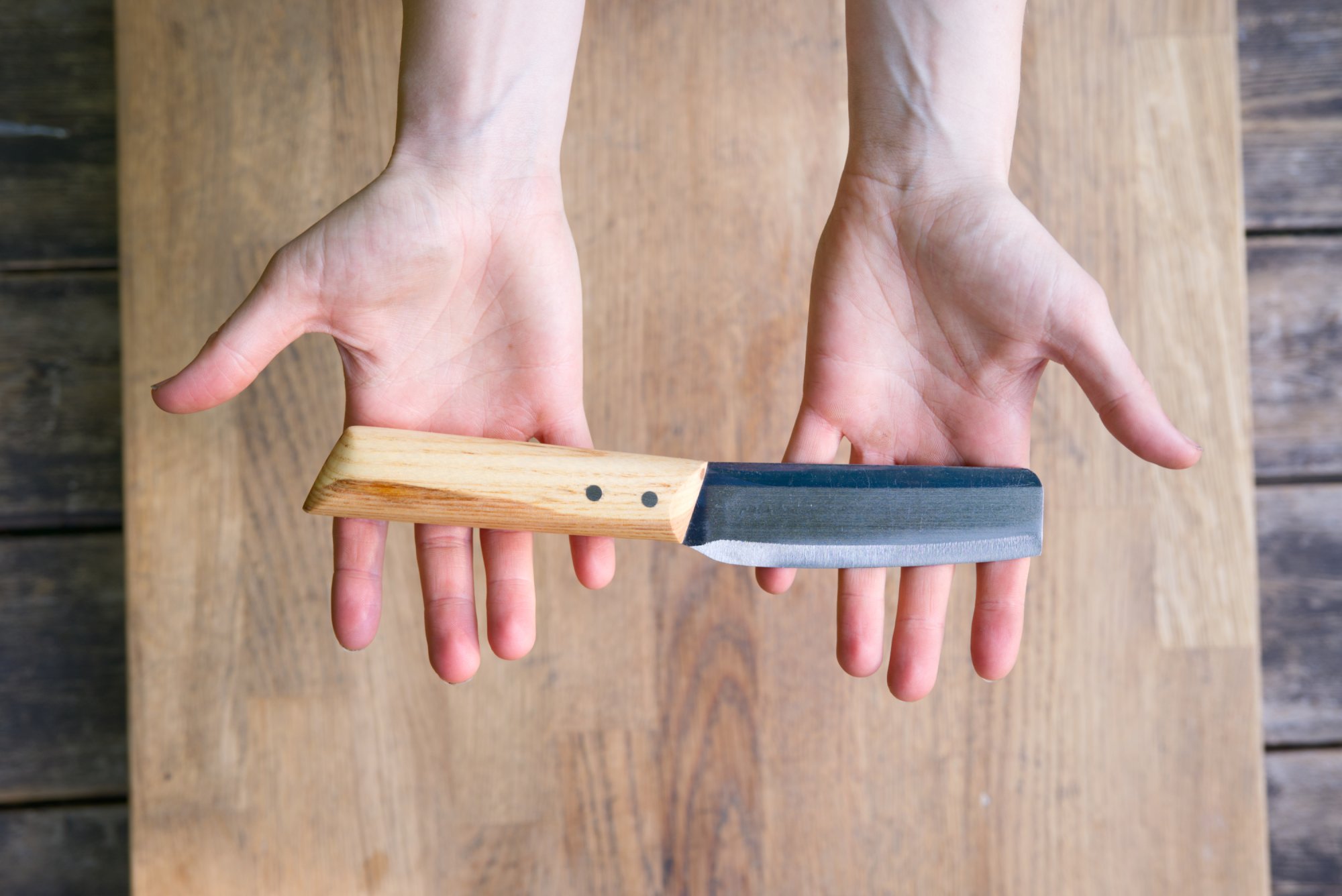 Das kleine Küchenmesser mit Griffholz aus Esche Das kleine Küchenmesser mit Griffholz aus Esche