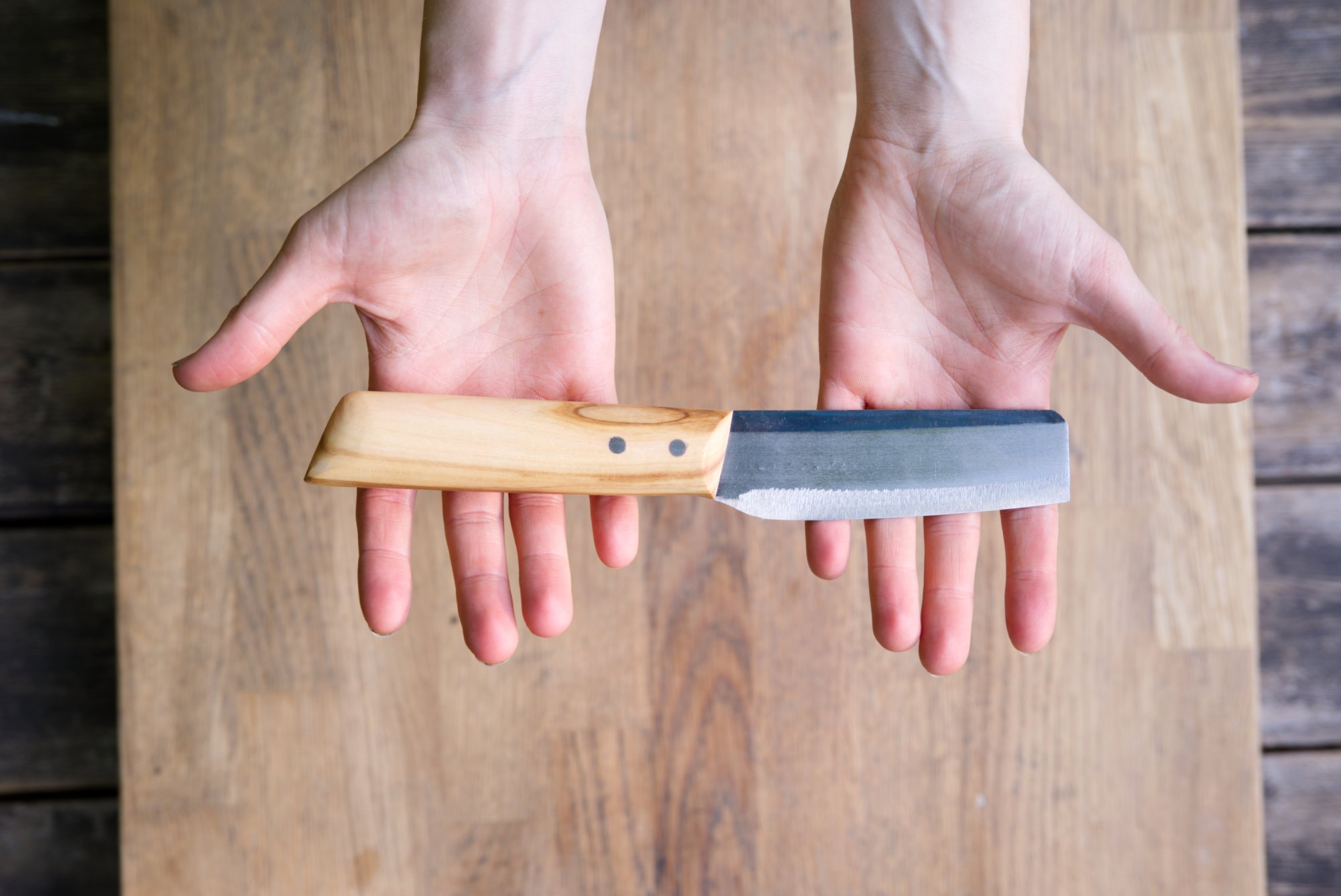 Das kleine Küchenmesser mit Griffholz aus Olive Das kleine Küchenmesser mit Griffholz aus Olive