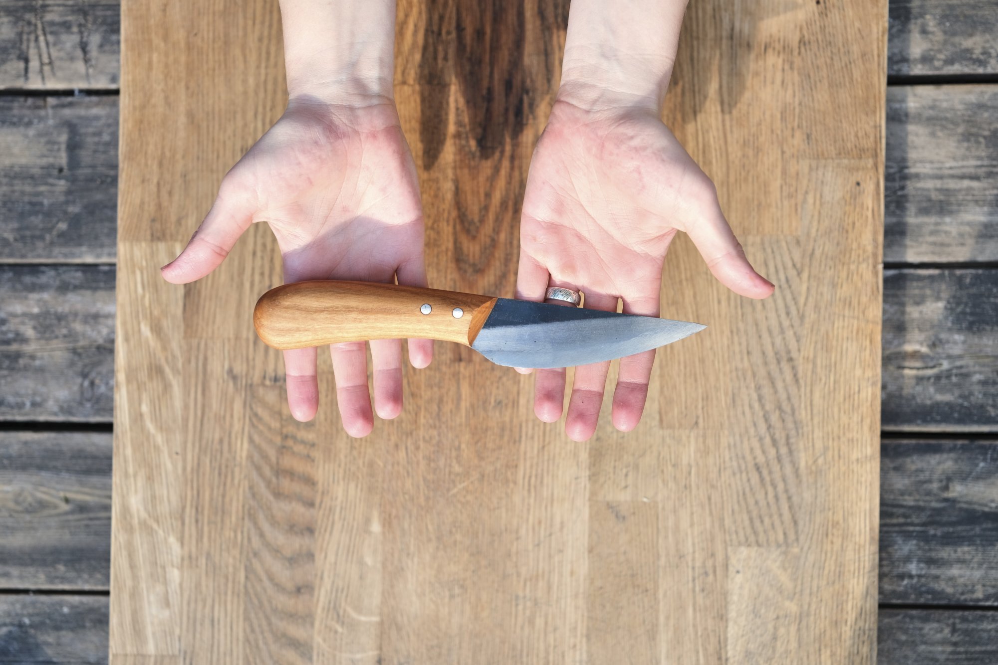 Das kleine Wiegemesser mit Griffholz aus Kirsche